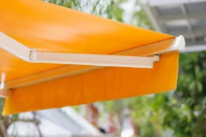 Iz kakšnega materiala mora biti platno za tende?