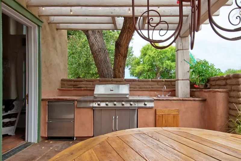 Je vaš nadstrešek za letno kuhinjo dovolj visok in zračen?